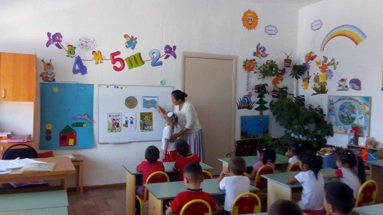 "Конституция күні"  Мақсаты: Балалардың Отанға деген сүйіспеншілігін оята отырып, ұлтжандылыққа тәрбиелеу. Патриоттық сезімін ояту. Қазақстанның келешегі өздері екеніне көз жеткізу.