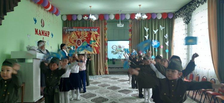 "9-мамыр Жеңіс күні"  Мақсаты: Балаларды адамгершілікке тәрбиелеу. Отанға деген сүйіспеншілігін арттыру, оны қорғауға баулу. Балаларды үлкен адамдарды сыйлай білуге, оларды қадірлеуге тәрбиелеу. Әнге деген қызығушылықтарын ояту.