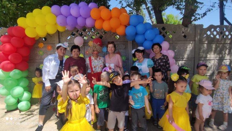 "1-маусым- Халықаралық балаларды қорғау күні" Мақсаты: «Балаларды қорғау күні» туралы түсініктерін бекіту. Ойын - сауықта өлең айтып, би билеу арқылы белсенділіктерін арттыру.