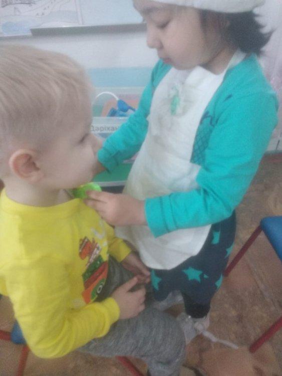 Біз дәрігерде қонақта болдық